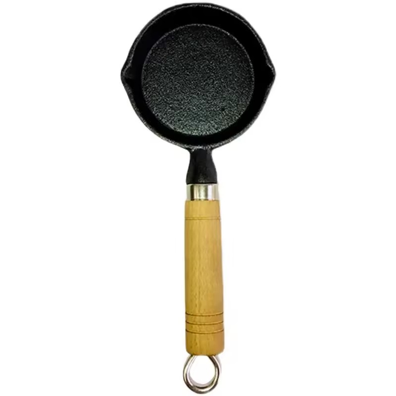 Olejem postříkané nudle lžíce horký hrnec mini litinový vařený olej olejem potřísněný malý železný hrnec